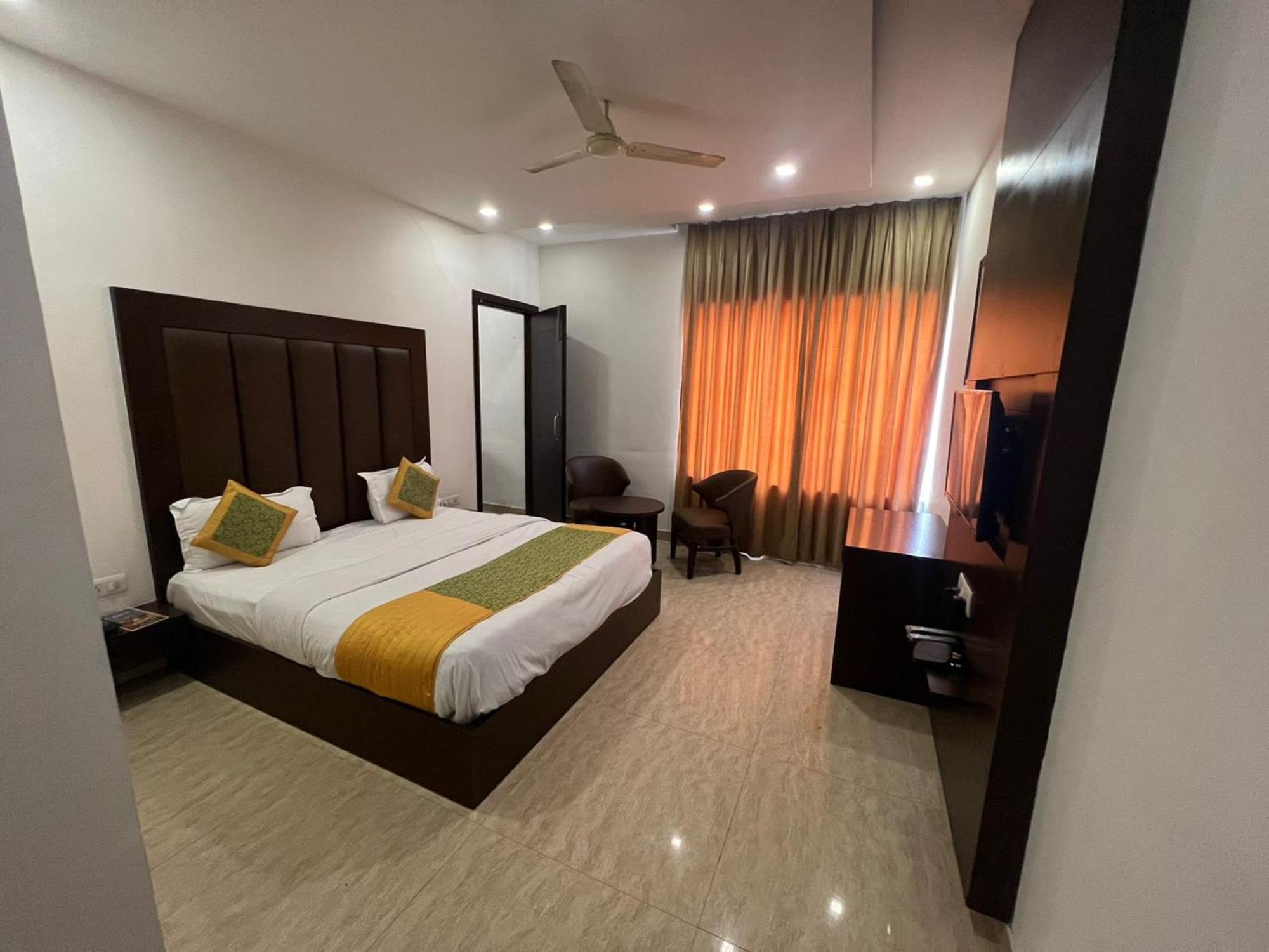 Hotel Royal Palace Hapur Экстерьер фото